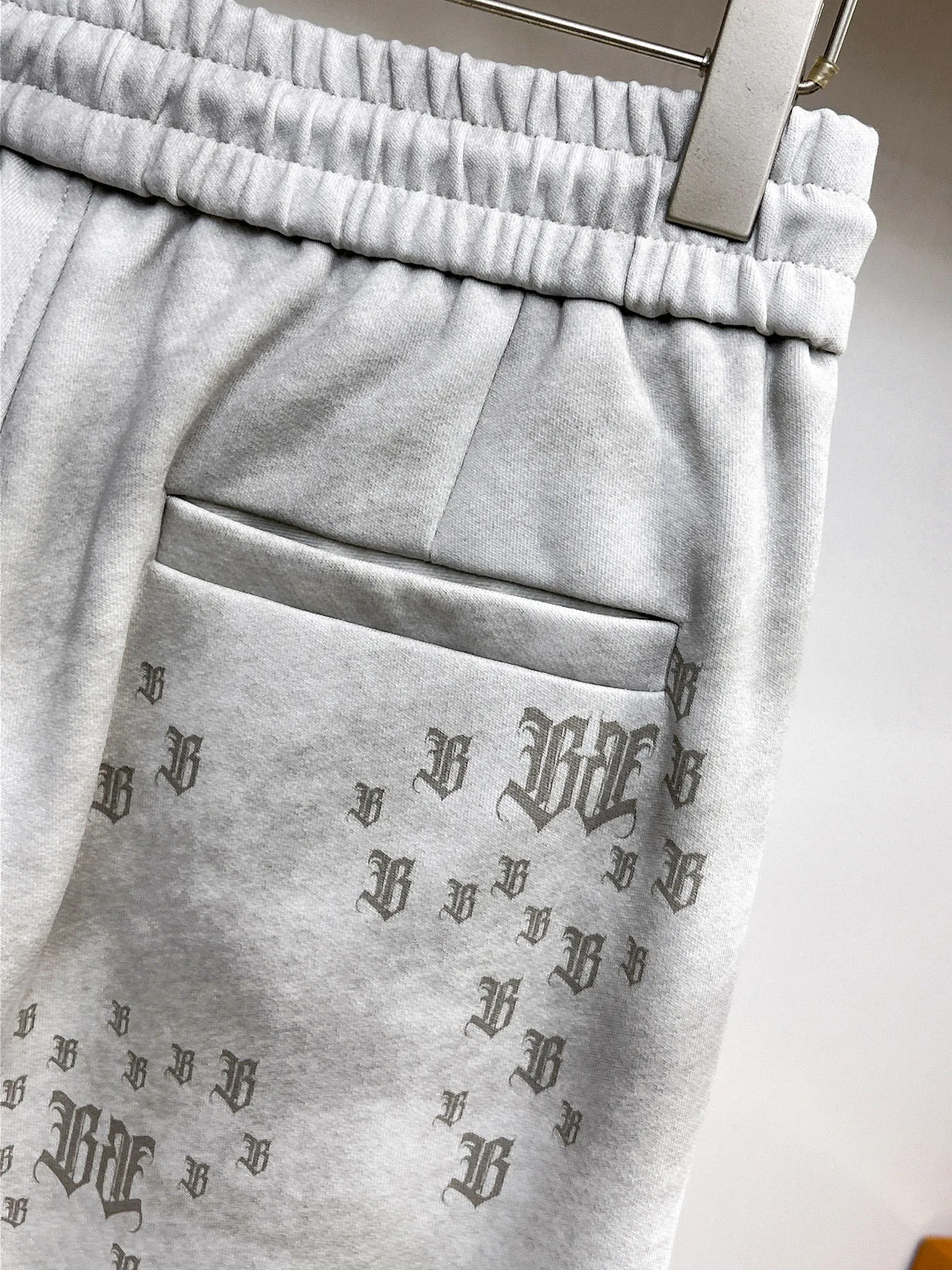 Balenciaga 🆕2026 Autumn and Winter New Arrival trousers and casual pants🎁 are on sale simultaneously on the official website. Brand Classic LOGO casual pants, customized fabrics, excellent comfort and strong touch. Highly recognisable, perfect appearance and craftsmanship. Size:M-3XL